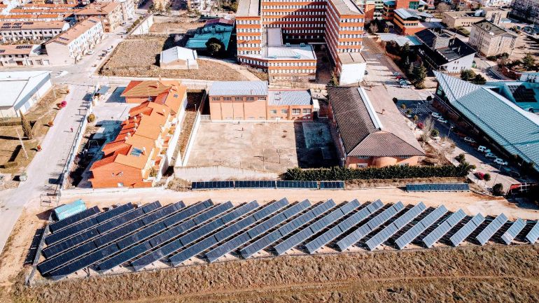 Rebi pone en marcha la primera instalación en España de un campo solar mixto hibridado con una Red de Calor