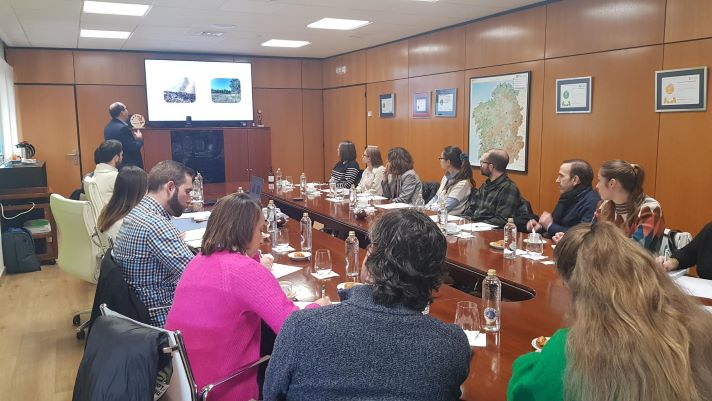 Representantes de empresas adheridas a Ecoembes y asentadas en Galicia, conocen el proceso de selección de envases en el sistema Sogama