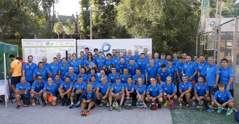 Foto de familia del Primer Torneo de Pádel del Agua de Tecnoaqua