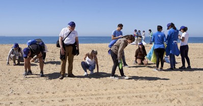 Puerto de la Cruz impulsa una limpieza de playa para concienciar sobre las basuras marinas