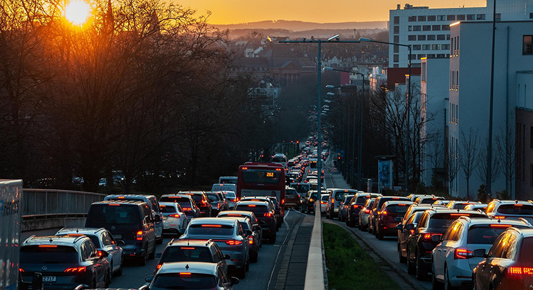 Desarrollan un catalizador más eficiente y resistente para reducir las emisiones de los coches