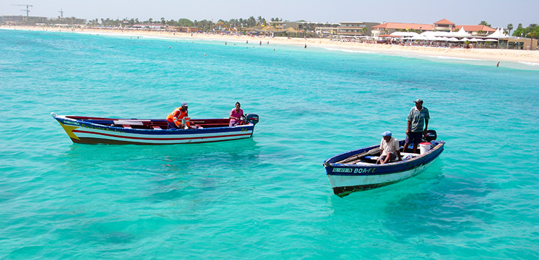 Satlink pone en marcha la primera iniciativa de reutilización de boyas para pesca sostenible del Océano Atlántico